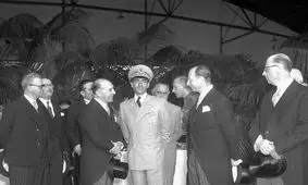  سفر در زمان؛ «محمدرضا پهلوی در حال ادای احترام نظامی به پرچم سوئیس»؛ سال 1327 