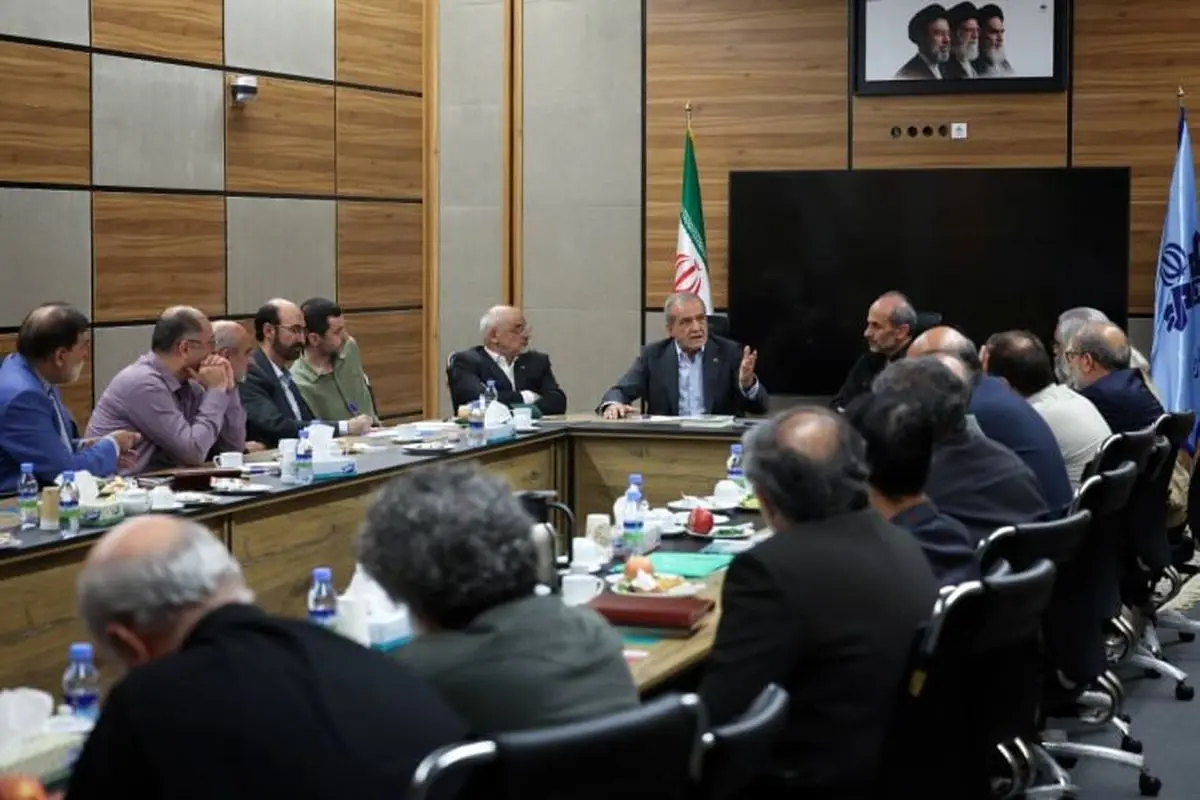 پزشکیان: هیچ تصمیمی خارج از چارچوب شورای عالی امنیت ملی و بدون هماهنگی و اذن رهبری اتخاذ نخواهد شد/ رهبر شهید مخالف مذاکره عزتمندانه، مبتنی بر اقتدار و در چارچوب منافع ملی نبودند/ هر تحلیل یا موضعی که منجر به تفرقه شود، ریختن آب به آسیاب دشمن است