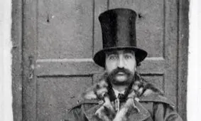 سفر به تاریخ؛ ژست «ناصرالدین شاه» در میان 10 نفر از زن‌هایش در حیاط اندرونی