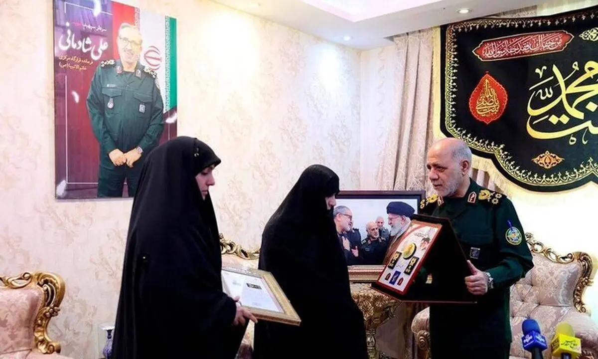 سردار عبداللهی طی حکم فرمانده معظم کل قوا، درجه سپهبدی شهید علی شادمانی را به خانواده وی اعطا کرد
