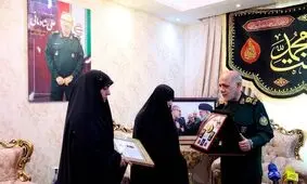 سردار عبداللهی طی حکم فرمانده معظم کل قوا، درجه سپهبدی شهید علی شادمانی را به خانواده وی اعطا کرد
