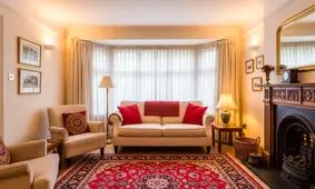 روش ست کردن فرش قرمز با مبل کرم