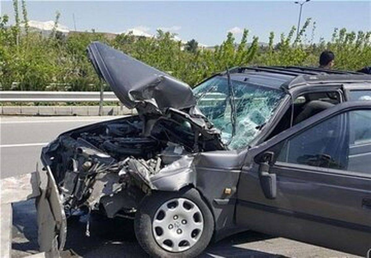 برخورد پژو با پایه چراغ در بزرگراه آزادگان