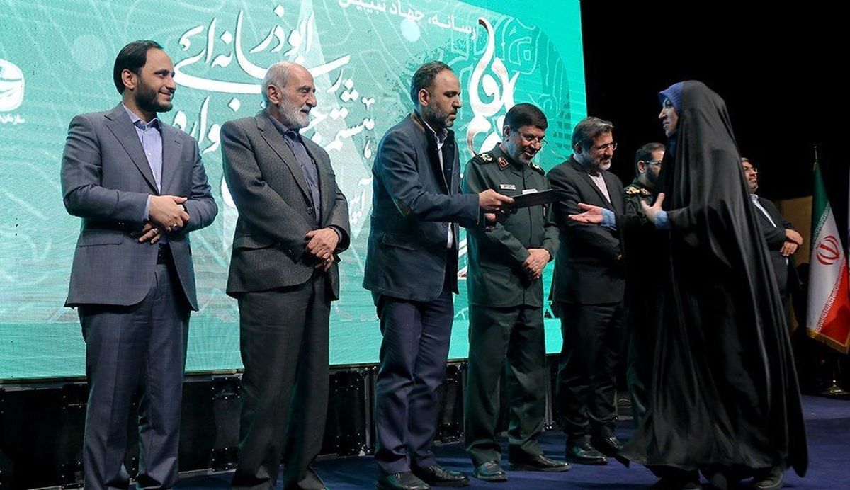 تقدیر از حسین شریعتمداری، آمنه سادات ذبیح پور و سخنگوی دولت به عنوان جهادگر رسانه ای