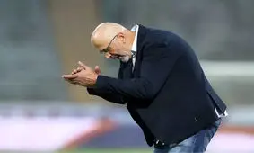 پرتاب بطری و فریاد زدن نام فرهاد مجیدی از سوی هواداران استقلال در پایان بازی مقابل فولاد