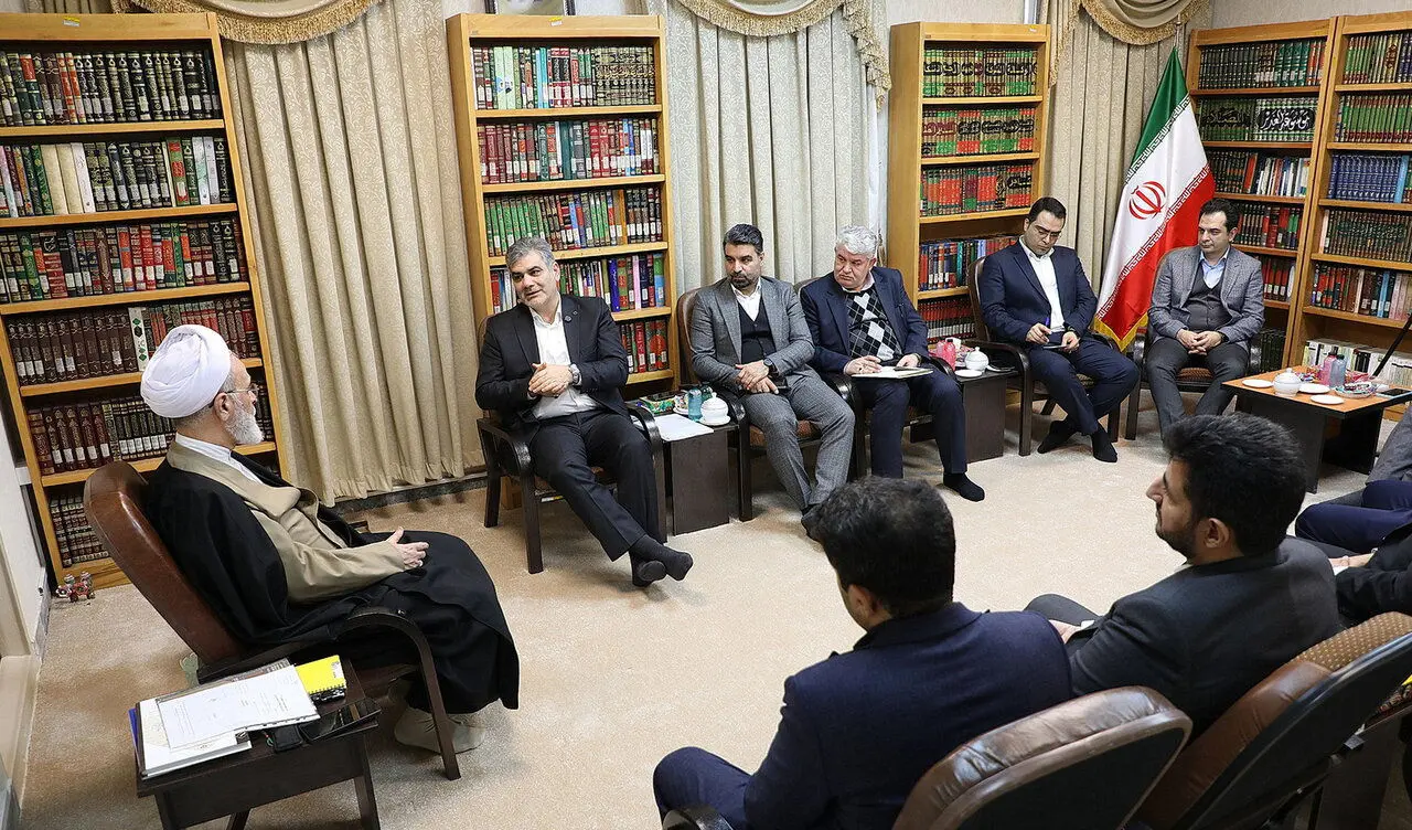 دیدار مدیرعامل بانک قرض‌الحسنه مهر ایران با آیت‌الله اعرافی
