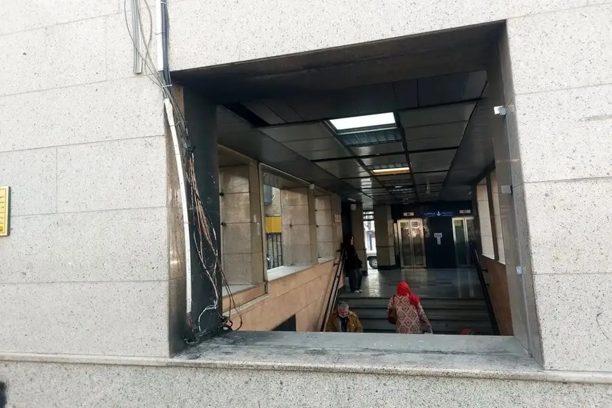 تخریب ورودی ۱۱ ایستگاه ‌مترو در اغتشاشات
