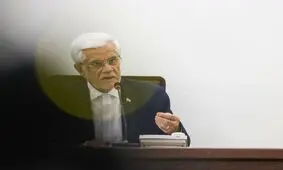 حمایت روزنامه دولت از معاون اول رئیس جمهور در برابر حملات تندروها/ مقام دولتی از اظهارنظر صریح درباره دوتابعیتی بودن فرزند عارف خودداری کرد
