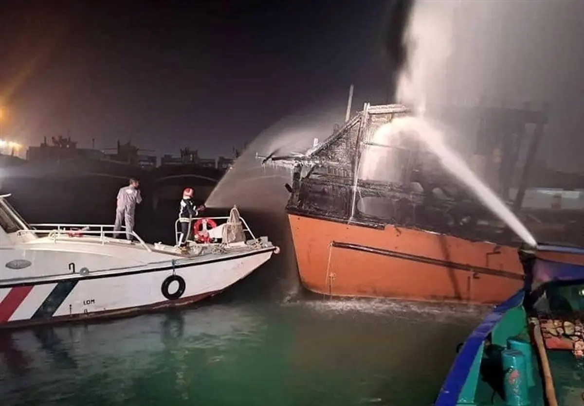 حمله وحشیانه ‌آمریکایی ـ صهیونی به اسکله تجاری بندرلنگه/ 16 لنج در آتش سوخت