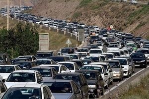 ترافیک پرحجم مسافران عیدفطر در چالوس، هراز و فیروزکوه/ بارش باران در جاده‌های ۴ استان