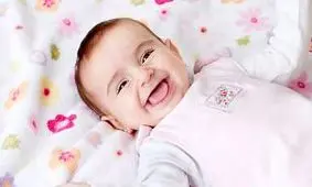 نوزادان چه زمانی شروع به خندیدن می‌کنند و لبخندشان چه معنی دارد؟ 