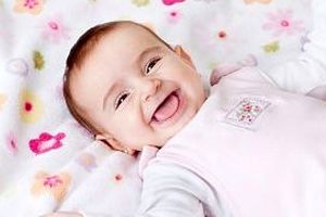 نوزادان چه زمانی شروع به خندیدن می‌کنند و لبخندشان چه معنی دارد؟ 