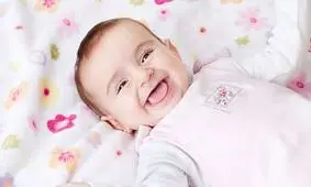 نوزادان چه زمانی شروع به خندیدن می‌کنند و لبخندشان چه معنی دارد؟ 