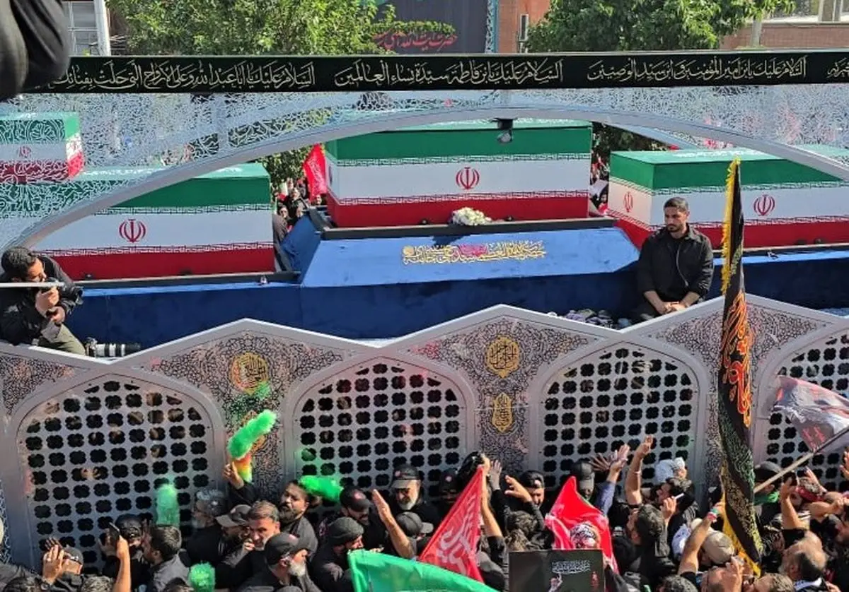  آیین تشییع پیکر مطهر آقای شهید ایران آغاز شد/ ورود خودروی حامل پیکر  رهبر شهید انقلاب و شهدای خانواده ایشان به مسیر تشییع در تهران