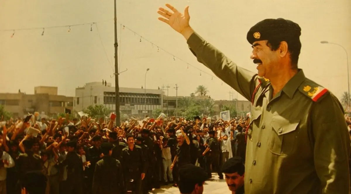 تصویری از صدام حسین در حال نماز خواندن با کلت کمری؛ اواخر دهه ۵۰

