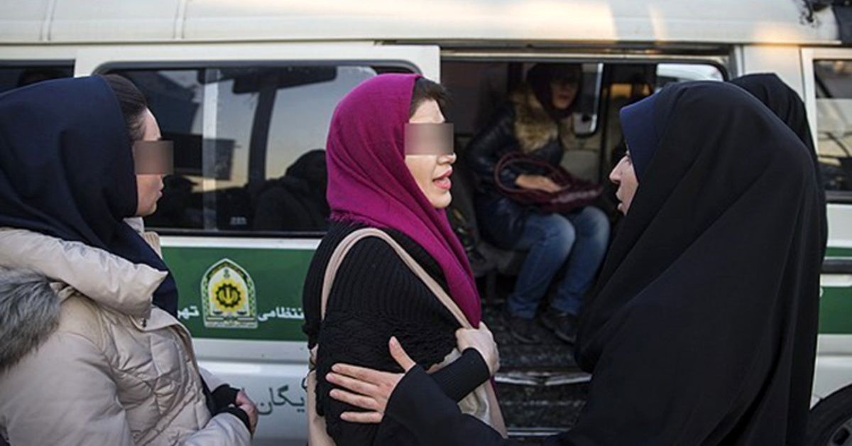 مگر در زمان شاه که حجاب اجباری نبود کسی لباس زیرش را برافراشت!؟/ برافراشتن لباس زیر محصول سیاستهای کنونی است نه برعکس