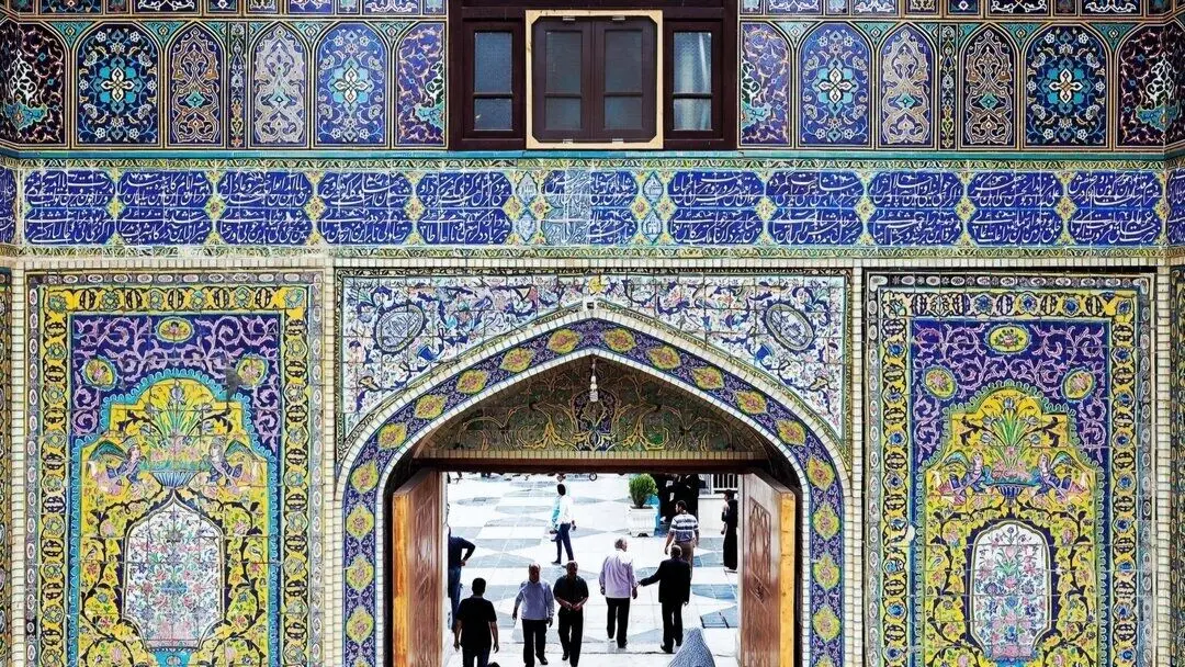 انتقاد روزنامه جمهوری اسلامی از شعارها در حرم امام رضا/ جلوی اینها را بگیرید، پیش از آن که خنجرشان بر پشت ایران و انقلاب بنشیند/ پشتِ اینان به کجا گرم است که چنین تندباد می‌شوند در انسجام ملی؟/ ویدئویی از شعاردهندگان