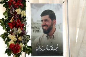 در کنار پیکر پدر/ عکس