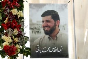  در کنار پیکر پدر/ عکس