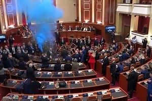 هرج و مرج، دود و درگیری با صندلی در پارلمان آلبانی/ ویدئو