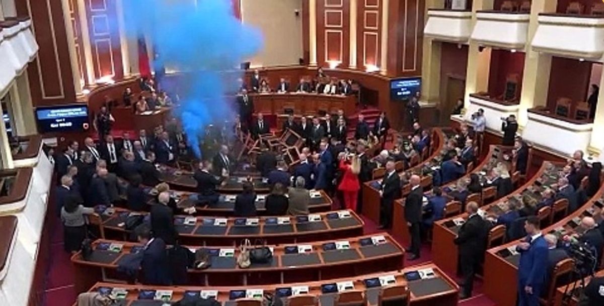 هرج و مرج، دود و درگیری با صندلی در پارلمان آلبانی/ ویدئو