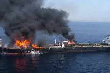 نفتکش متخلف در آتش/ توضیحات نیروی دریایی ارتش از انچه در شرق تنگه هرمز رخ داد/ یک مقام آمریکایی: کشتی های ایرانی را هدف قرار خواهیم داد