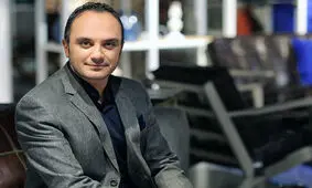 عکسی از گریم احسان کرمی در نقش پروفسور حسابی

