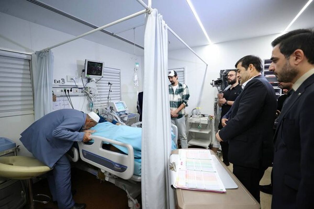 عیادت وزیر ورزش از کاظمی/ بوسه پدر بر دست صابر/ تصاویر