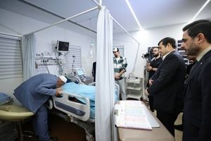 عیادت وزیر ورزش از کاظمی/ بوسه پدر بر دست صابر/ تصاویر

