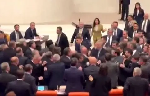 زد و خورد نمایندگان در مجلس کبیر ترکیه هنگام بررسی بودجه ۲۰۲۶ / ویدئو

