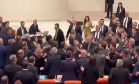 زد و خورد نمایندگان در مجلس کبیر ترکیه هنگام بررسی بودجه ۲۰۲۶ / ویدئو


