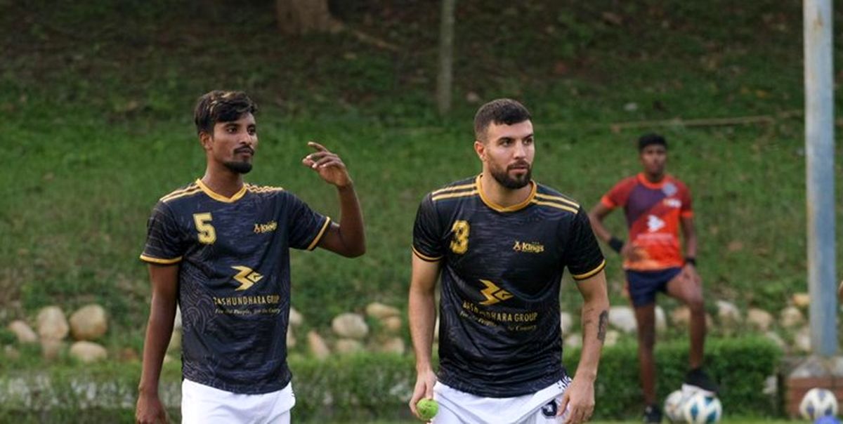 خانزاده: به پرسپولیسِ بنگلادش آمدم/ فوتبالیست را به چشم بَرده نگاه میکنند