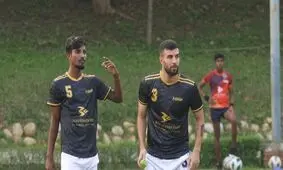 خانزاده: به پرسپولیسِ بنگلادش آمدم/ فوتبالیست را به چشم بَرده نگاه می‌کنند
