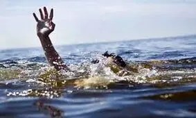 شنای دو نوجوان در گودال مرگ