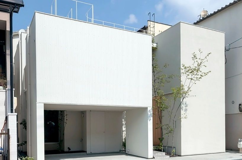 استفاده هوشمندانه از باغچه در طراحی یک خانه ژاپنی برای رفع مشکلات نور و تهویه