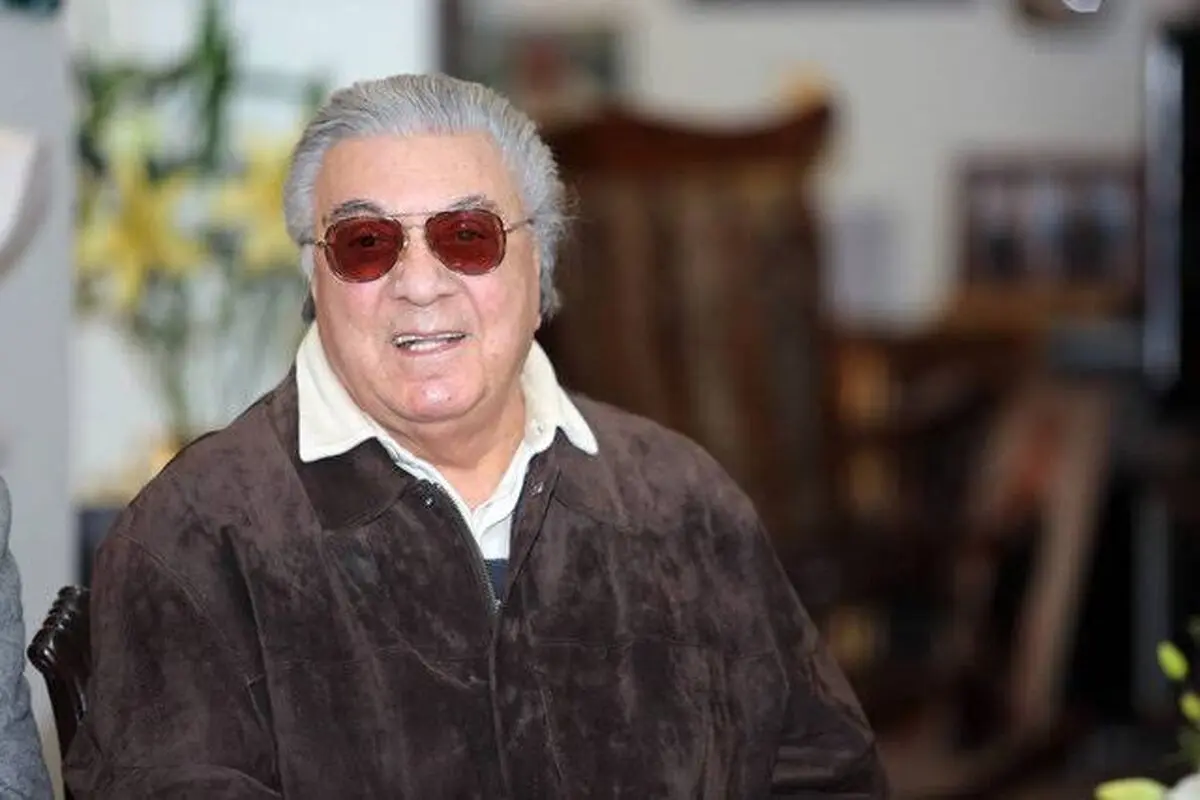  سفر در زمان؛ گلپا در جوانی و در کنار خودروی شخصی اش؛ دهه 40 