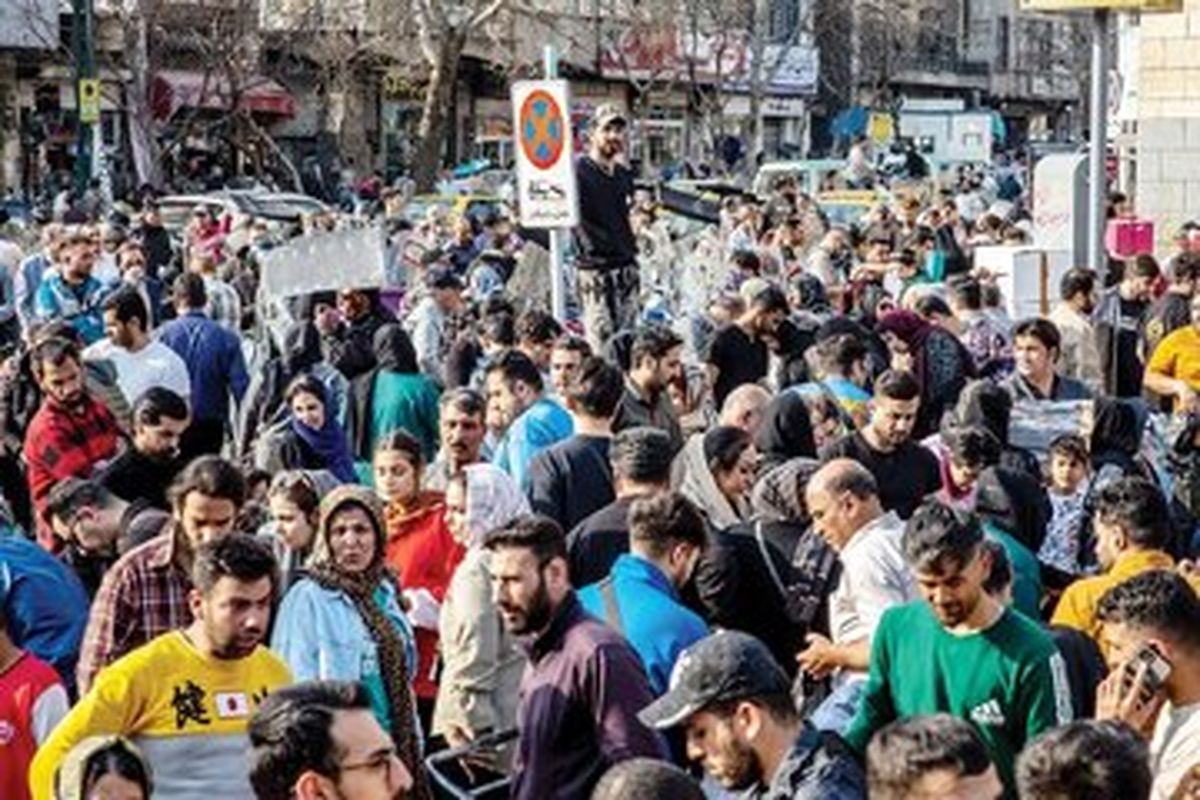 بازار شب عید؛ نه مشتری راضی است نه کاسب/ قیمتها بالاست، فعلاً خرید نمیکنم تا شب عید همین اجناس حراج شود/اشتیاق بین مردم دیده نمی شود