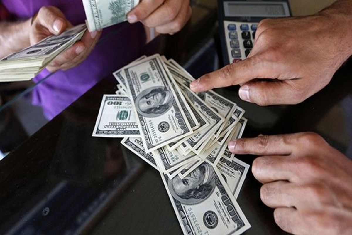 کنترل قیمت دلار در دستان چه کسی است؟