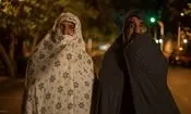 پژمان جمشیدی و بیژن بنفشه‌خواه با چادر رنگی گلدار، می‌فروشند