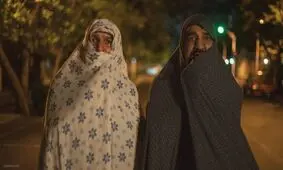 پژمان جمشیدی و بیژن بنفشه‌خواه با چادر رنگی گلدار، می‌فروشند
