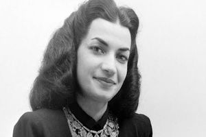 سفر در زمان؛ «اشرف پهلوی در حال قدم زدن با برادر دو قلویش»؛ دهه 50