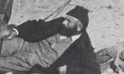 سفر در زمان؛ علی بیک تشریفاتچی به همراه دو عراقی در حال استراحت در بیابان؛ 140 سال قبل