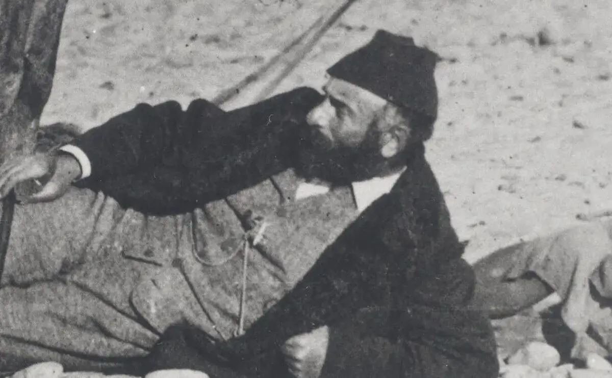 سفر در زمان؛ علی بیک تشریفاتچی به همراه دو عراقی در حال استراحت در بیابان؛ 140 سال قبل