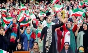 حضور زنان هوادار تیم ملی روی سکوهای استادیوم آزادی/ ویدئو