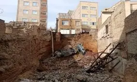 سقوط دو خودرو به محل گودبرداری در تبریز/عکس