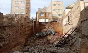 سقوط دو خودرو به محل گودبرداری در تبریز/عکس