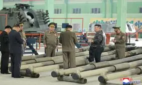 رهبر کره شمالی در کارخانه تانک سازی/ تصاویری از بازدید کیم جونگ اون و نت برداری همراهان از سخنان او

