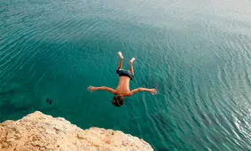 چرا نوجوان ها دوست دارند کارهای عجیب و خطرناک بکنند؟