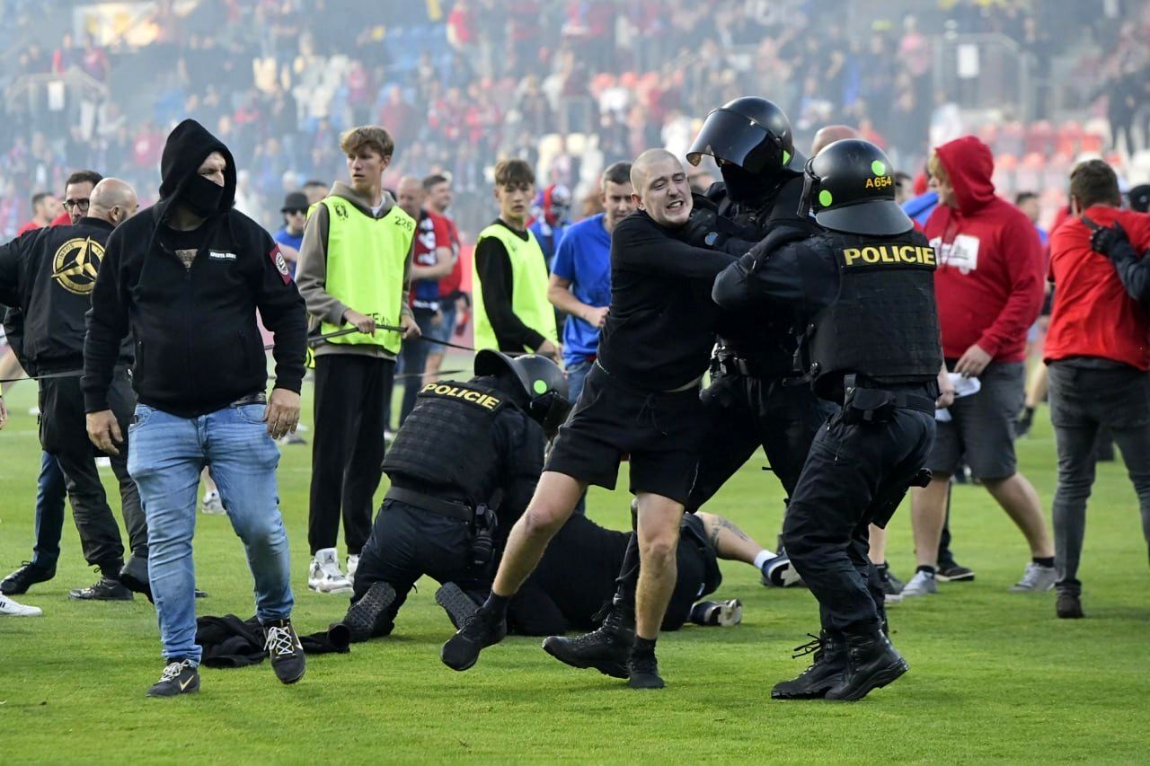 فینال جام حذفی جمهوری چک به جنگی تمام عیار تبدیل شد؛ حمله وحشیانه هواداران به مجریان تلویزیونی! (+عکس)