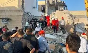 مرگ اعضای یک خانواده در انفجار گاز در اهواز/ نجات کودک گرفتار در زیر آوار/ ویدئو 